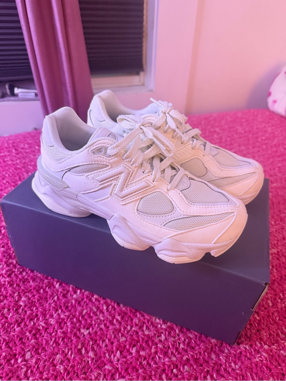 NEW BALANCE 5.5KIDS/7 WOMENS OFF WHITE SNEAKERS